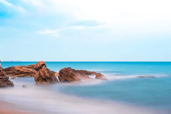 Skály na písečné pláži v Miami Platja, Catalunya, Španělsko. Kopírovat prostor pro text — Stock fotografie