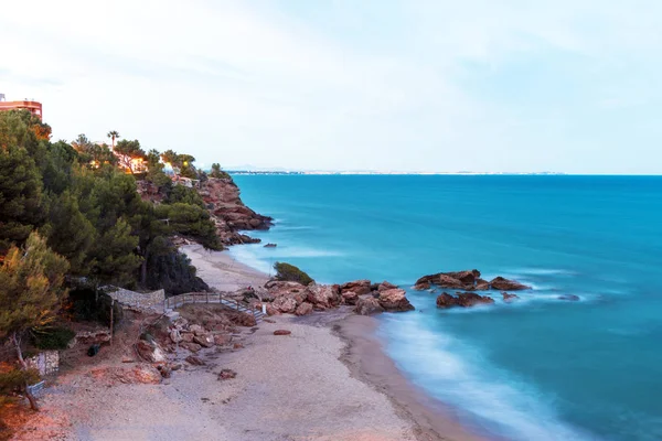 在迈阿密巴利阿里阿罗, 加泰罗尼亚, 西班牙的沙滩上的岩石。复制文本的空间。顶部视图. — 图库照片