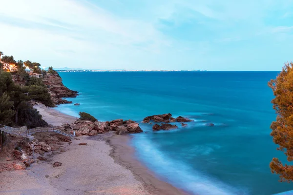 Skály na písečné pláži v Miami Platja, Catalunya, Španělsko. Prostor pro text kopírovat. Pohled shora. — Stock fotografie