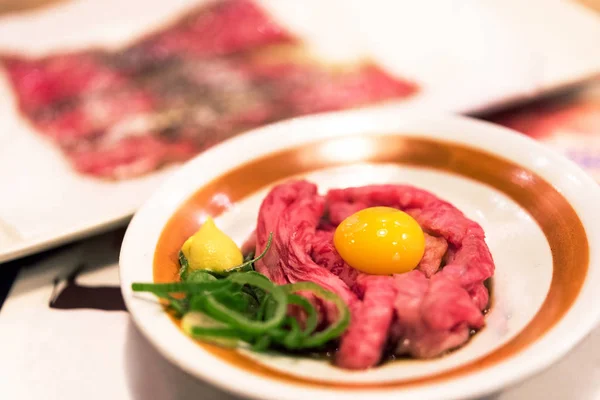 Mâncare japoneză de carne de vită cu ou crud, Tokyo, Japonia. Close-up . — Fotografie, imagine de stoc