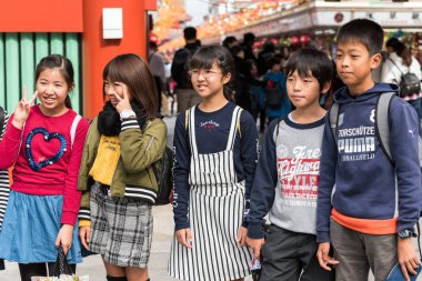 Tokyo, Japonya - 31 Ekim 2017: Grup çocuk üzerinde bir şehir sokak. Yakın çekim.