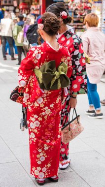 Tokyo, Japonya - 31 Ekim 2017: Bir şehir sokak üzerinde bir kimono kız. Metin için yer kopyalayın. Dikey.