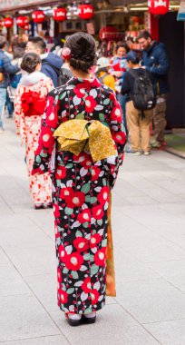 Tokyo, Japonya - 31 Ekim 2017: Bir şehir sokak üzerinde bir kimono kız. Arkadan görünüm. Dikey.