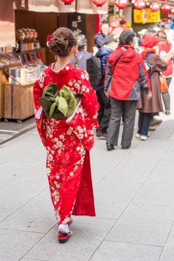 Bir kimono bir şehir sokak, Tokyo, Japonya kız. Metin için yer kopyalayın. Dikey.