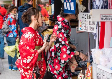 Tokyo, Japonya - 31 Ekim 2017: Bir şehir sokak üzerinde bir kimono'de iki kız. Yakın çekim.