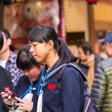 Tokyo, Japonya - 31 Ekim 2017: Japon liseli kız bir şehir sokak üzerinde. Yakın çekim.
