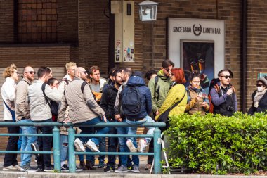 Tokyo, Japonya - 31 Ekim 2017: Turistler şehre sokak. 