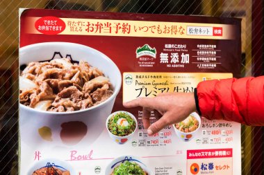 Tokyo, Japonya - 31 Ekim 2017: Reklam posteri yerel bir kafe. Yakın çekim.