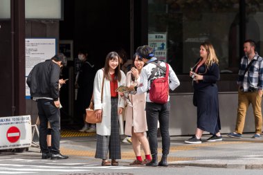 Tokyo, Japonya - 31 Ekim 2017: Turistler şehre sokak. Metin için yer kopyalayın.