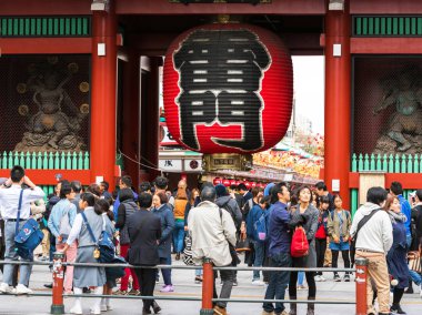 Tokyo, Japonya - 31 Ekim 2017: Turist temple yakınındaki grup.
