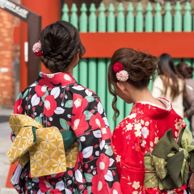 Kadınlar bir kimono bir şehir sokak, Tokyo, Japonya. Yakın çekim. Arkadan görünüm.