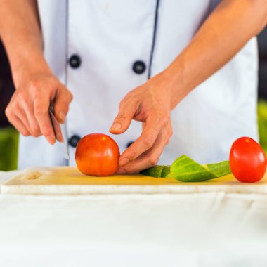 Bir aşçı, bir kesme tahtası üzerinde Hanoi, Vietnam için domates keser. Yakın çekim.