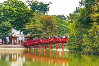 Hanoi, Vietnam - 16 Aralık 2016: Kırmızı bir gölet üzerinde köprü. Metin için yer kopyalayın.