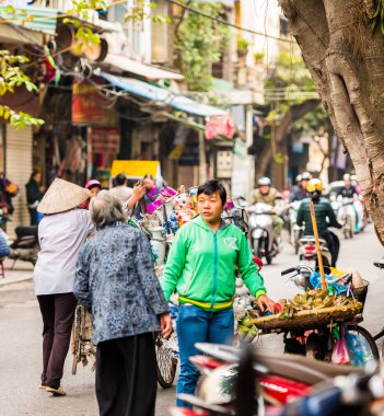Hanoi, Vietnam - 16 Aralık 2016: Pazarcı yerel piyasada. Yakın çekim.