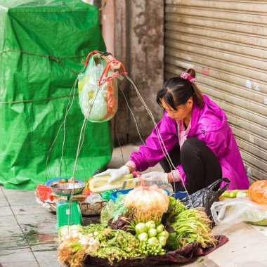 Hanoi, Vietnam - 16 Aralık 2016: Bir kadın sebze yerel pazarda satıyor. Yakın çekim.