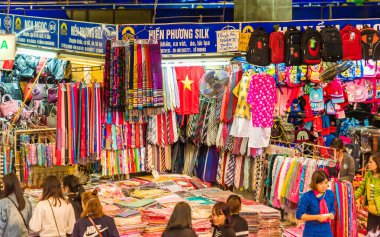 Hanoi, Vietnam - 16 Aralık 2016: Tekstil yerel piyasada satışı.