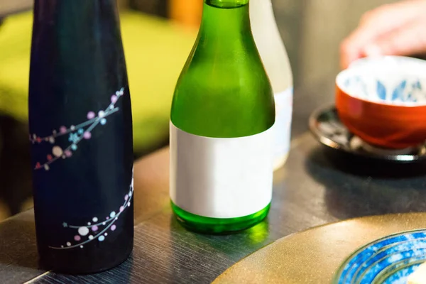 桌子上有两瓶日本酒, 日本东京。克洛西乌 — 图库照片