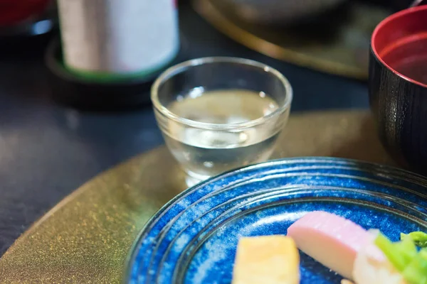 Un pahar cu sake pe masă, Tokyo, Japonia. Close-up . — Fotografie, imagine de stoc