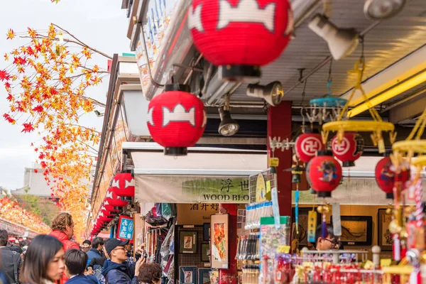 TOKIO, JAPÓN - 31 de octubre de 2017: Vista de la calle de la ciudad. Primer plano . — Foto de Stock