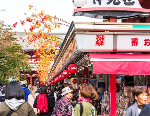 Tokio, Japonsko - 31. října 2017: Pohled na město ulice. Detail. — Stock fotografie