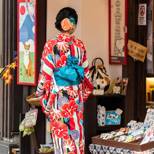 Tokió, Japán - 2017. október 31.: A lány egy kimonó, a város egy utcáján. Közeli kép:. — Stock Fotó
