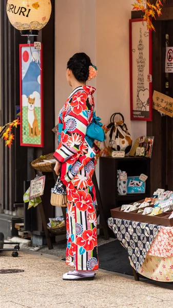 Tokió, Japán - 2017. október 31.: A lány egy kimonó, a város egy utcáján. Függőleges. — Stock Fotó