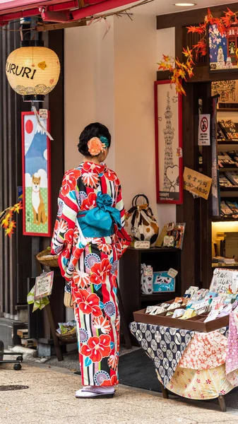 Tokyo, Japonya - 31 Ekim 2017: Bir şehir sokak üzerinde bir kimono kız. Dikey. — Stok fotoğraf