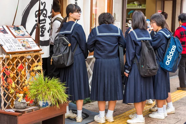 Tokyo, Japonya - 31 Ekim 2017: Japon kız öğrenci bir şehir sokak üzerinde. Yakın çekim. — Stok fotoğraf