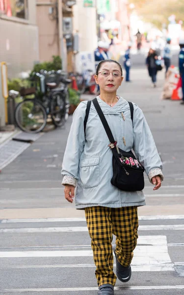 TOKYO, JAPON - 31 OCTOBRE 2017 : Femme âgée dans une rue de la ville. Espace de copie pour le texte. Vertical . — Photo