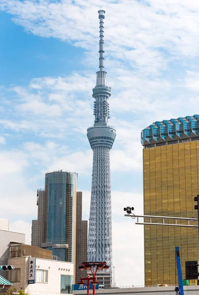 Tokio, Japonia - 31 października 2017: Widok na wieżę telewizyjną. Pionowe. Kopiować miejsca na tekst. — Zdjęcie stockowe