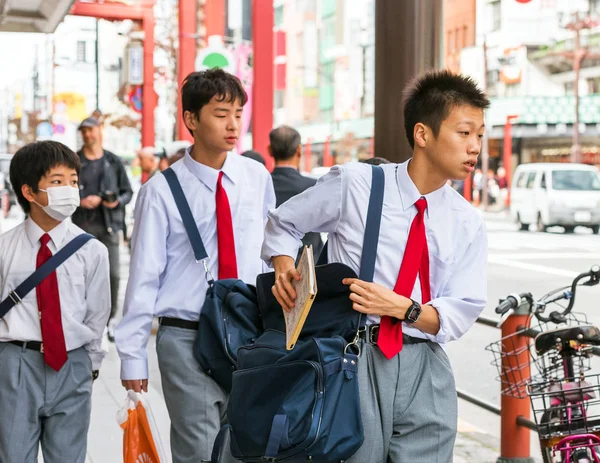 日本东京-2017年10月31日: 在城市街道上的日本学童。特写. — 图库照片