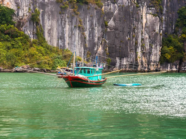Vista del barco entre las rocas en la bahía de Halong, Vietnam. Copiar espacio para texto . — Foto de Stock
