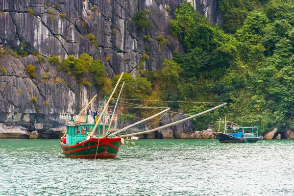 Vista del barco entre las rocas en la bahía de Halong, Vietnam. Copiar espacio para texto . — Foto de Stock