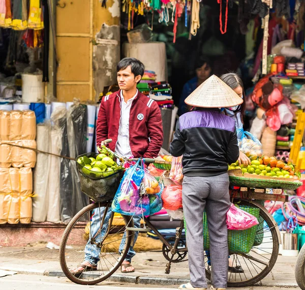 越南河内-2016年12月16日: 一名妇女在当地市场销售蔬菜。复制文本空间. — 图库照片