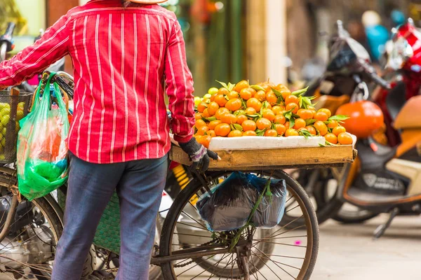 一个男人在越南河内的当地市场上卖橘子。特写. — 图库照片