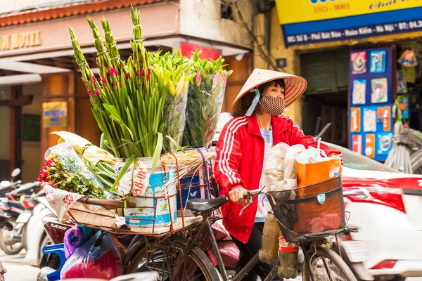 越南河内-2016年12月16日: 一个妇女在当地市场卖花。特写. — 图库照片