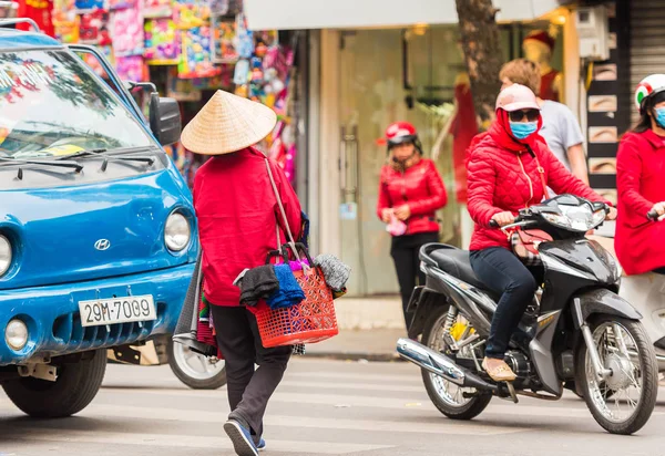 越南河内-2016年12月16日: 城市街道上的人们。复制文本空间. — 图库照片