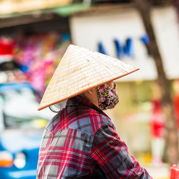 越南河内一条城市街道上的越南帽女子。特写. — 图库照片