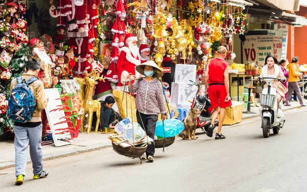 越南河内-2016年12月16日: 本地市场的买家和卖家。复制文本空间. — 图库照片