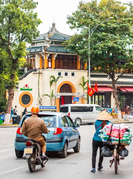 越南河内-2016年12月16日: 城市街道的看法。城市街道上的人们。垂直. — 图库照片