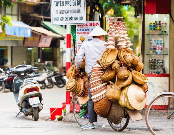 越南河内-2016年12月16日: 在当地市场出售柳条篮。复制文本空间. — 图库照片