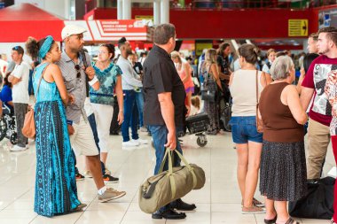 Santo Domingo, Dominik Cumhuriyeti - 8 Ağustos 2017: Havaalanı içinde terminal. Bir grup insan havaalanında. Yakın çekim.