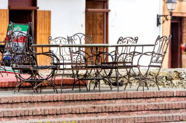 Santo Domingo, Dominik Cumhuriyeti - 8 Ağustos 2017: zarif Ferforje sandalye bir şehir kafede. Metin için yer kopyalayın.