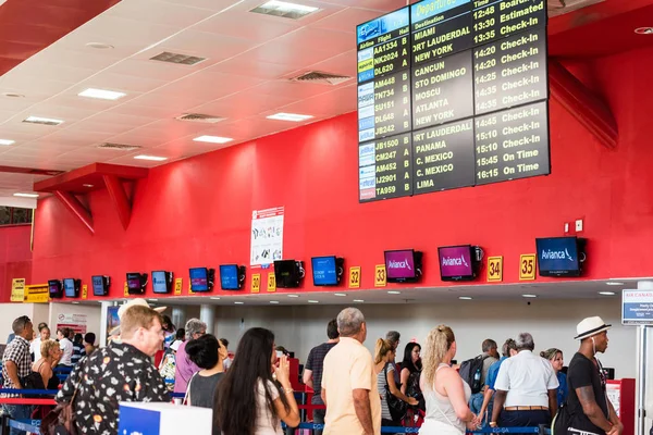 Santo Domingo, Dominik Cumhuriyeti - 8 Ağustos 2017: Havaalanı içinde terminal. Bir grup insan havaalanında. — Stok fotoğraf