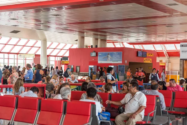 Santo Domingo, Dominicaanse Republiek - 8 augustus 2017: een groep mensen in de lounge van de luchthaven. — Stockfoto