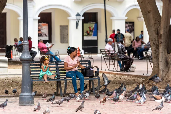 Санто-Домінго, Домініканська Республіка - 8 серпня 2017: жінка з дитиною на площі міста. Голуби на міській вулиці. Копія простір для тексту. — стокове фото