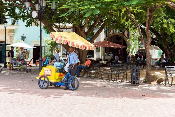 Санто-Домінго, Домініканська Республіка - 8 серпня 2017: продавець морозива на міській вулиці. Копія простір для тексту. — стокове фото