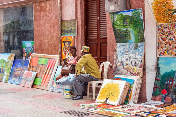 Santo Domingo, Dominicaanse Republiek - 8 augustus 2017: kunstenaars op een stad straat. Ruimte voor tekst kopiëren. — Stockfoto