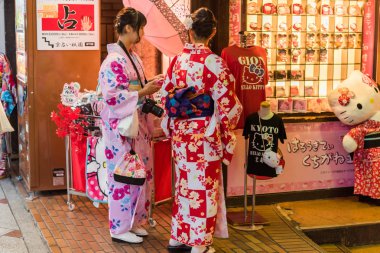 Kyoto, Japonya - 7 Kasım 2017: Bir şehir sokak üzerinde bir kimono'de iki kız. Metin için yer kopyalayın. 