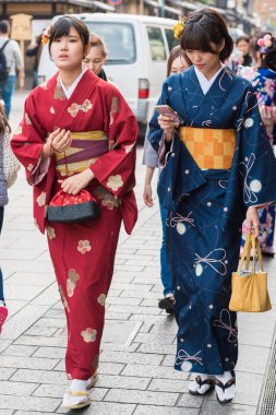 Kyoto, Japonya - 7 Kasım 2017: Bir kimono bir şehir sokak üzerinde bir kız. Dikey.